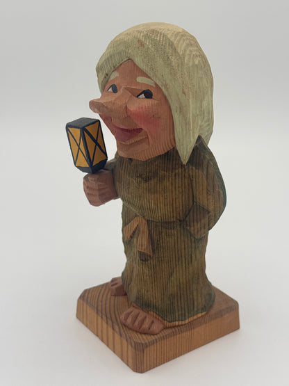Håndskåren Norway-form kvinde med lanterne træ-figur. Slut 20. Århundrede