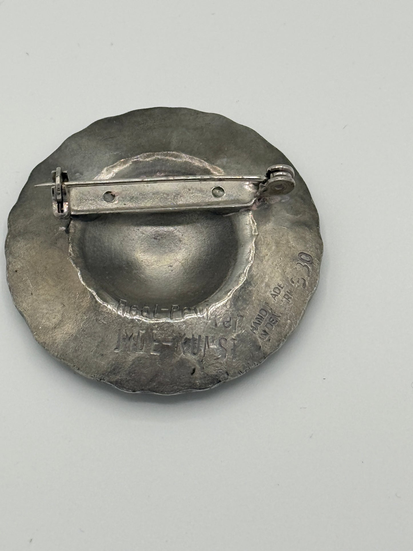 Jyde-Kunst. Modernistisk broche i tin. Fra midt/slut 20.Årh