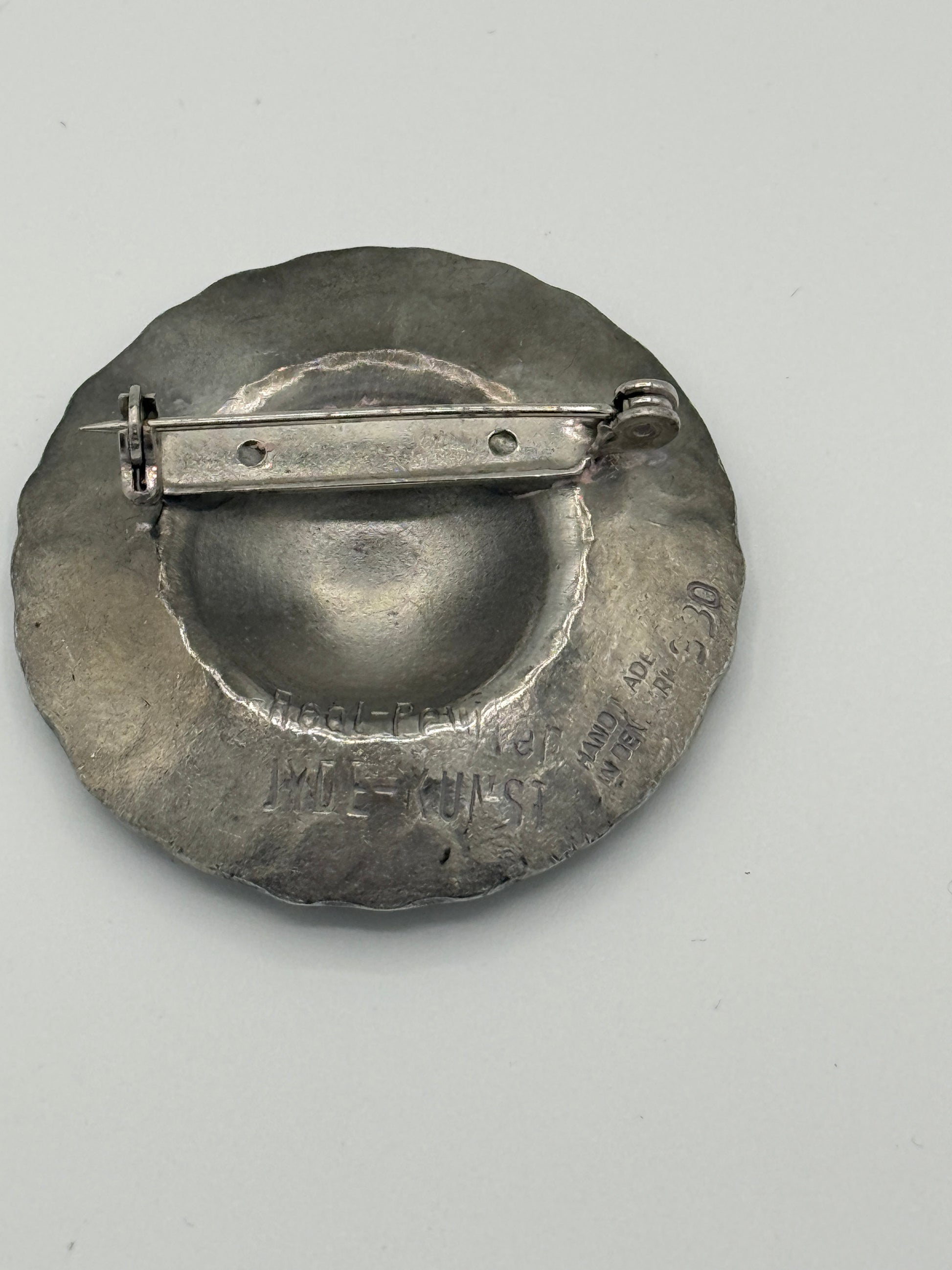 Jyde-Kunst. Modernistisk broche i tin. Fra midt/slut 20.Årh