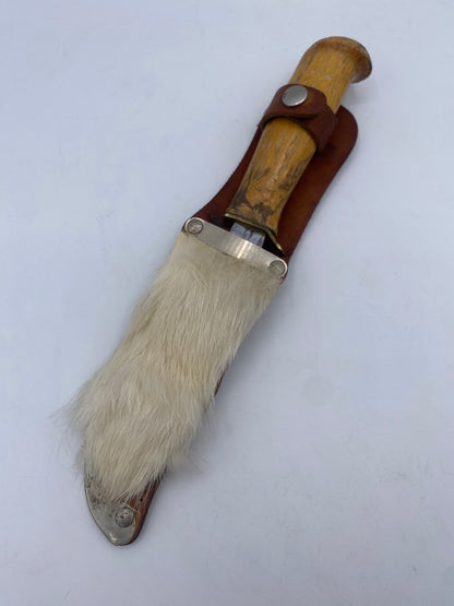 Et ældre kniv i puukko-stil med skede. Skandinavien. 20. Årh