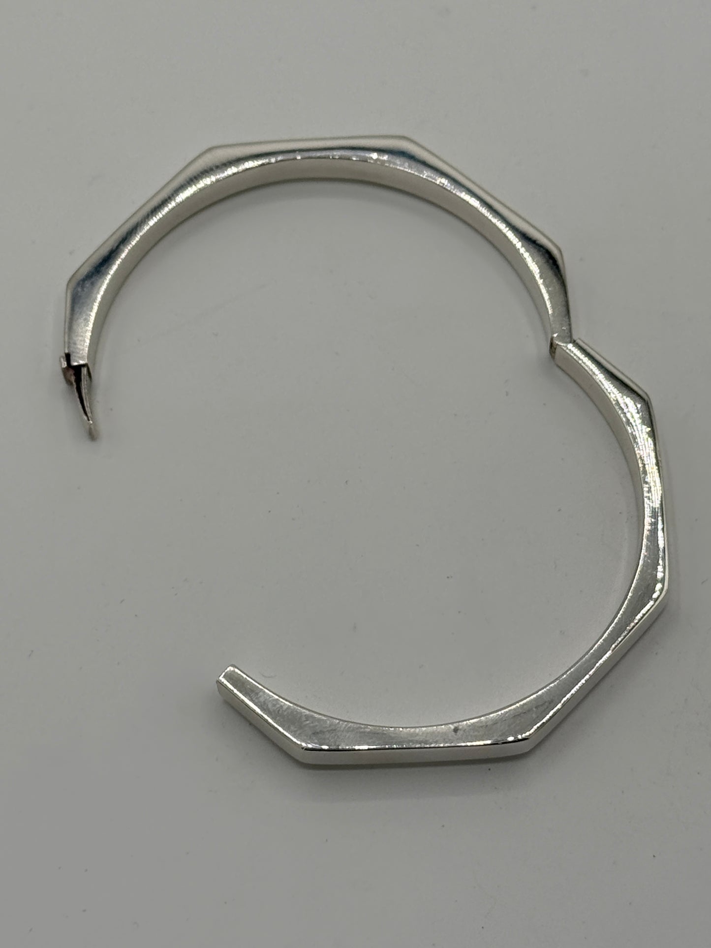 Vintage modernistisk oktagonal Sterlingsølv armring. Fra 1980érne