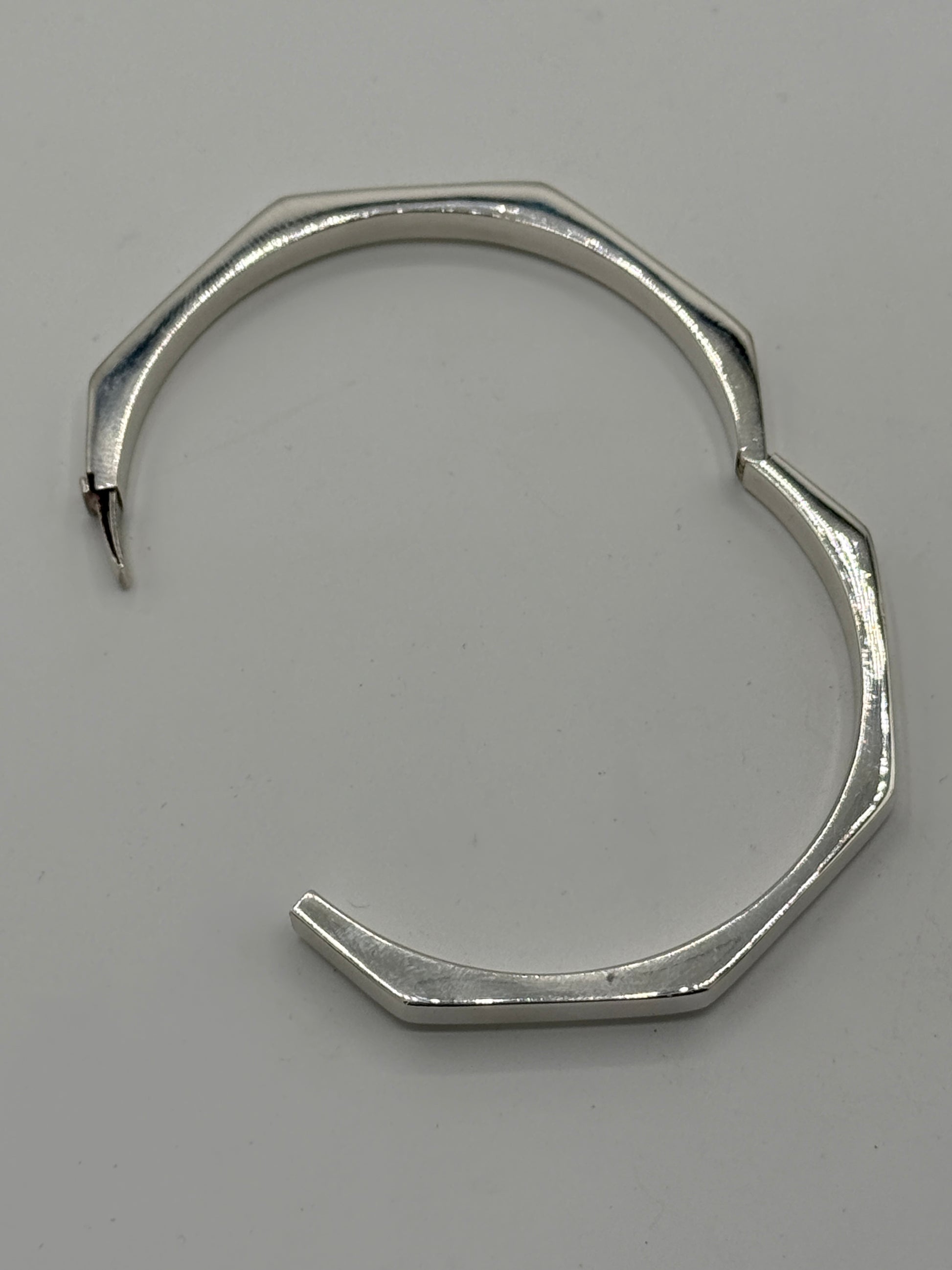 Vintage modernistisk oktagonal Sterlingsølv armring. Fra 1980érne