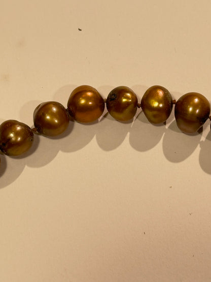 Vintage bronzefarvet perle halskæde med 8K guld lås. Fra slut 1900 tallet