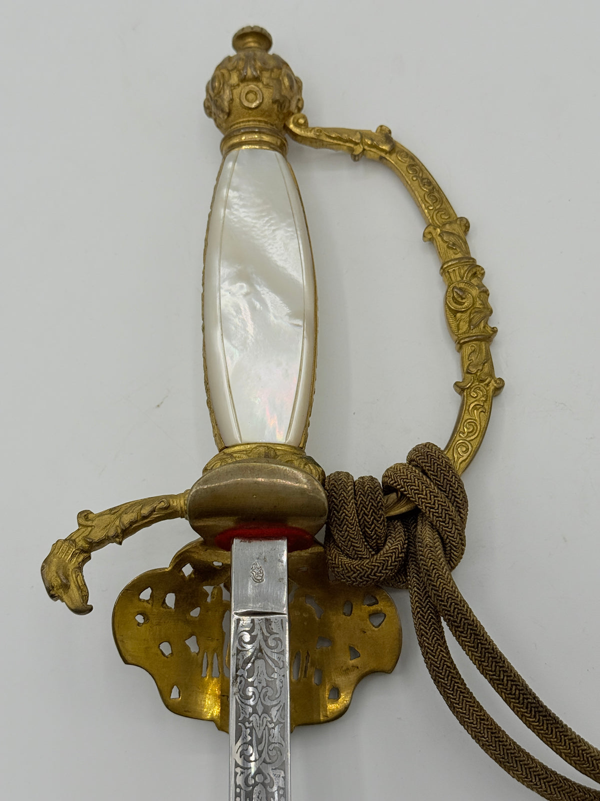 Et dansk embedsmandskårde med skede og portepee. C.L.Seifert. Sidst 19./Start 20.Årh