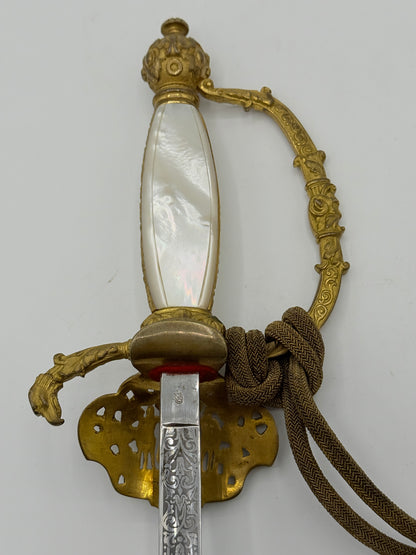 Et dansk embedsmandskårde med skede og portepee. C.L.Seifert. Sidst 19./Start 20.Årh