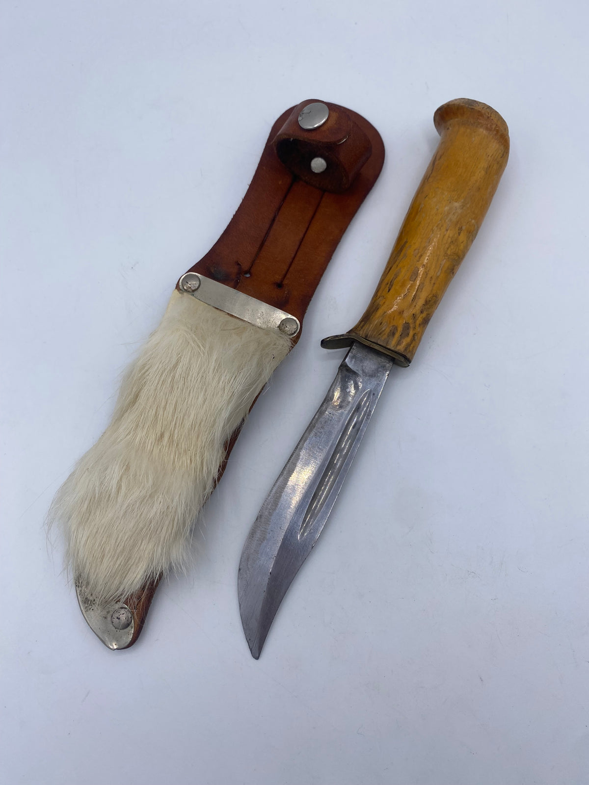 Et ældre kniv i puukko-stil med skede. Skandinavien. 20. Årh