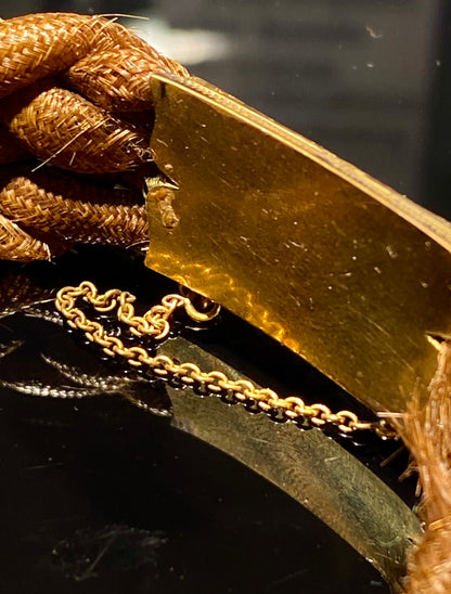 Antik victoriansk sørgesmykke armbånd af menneskehår og guldbelagt metal. Fra 1800-tallet.