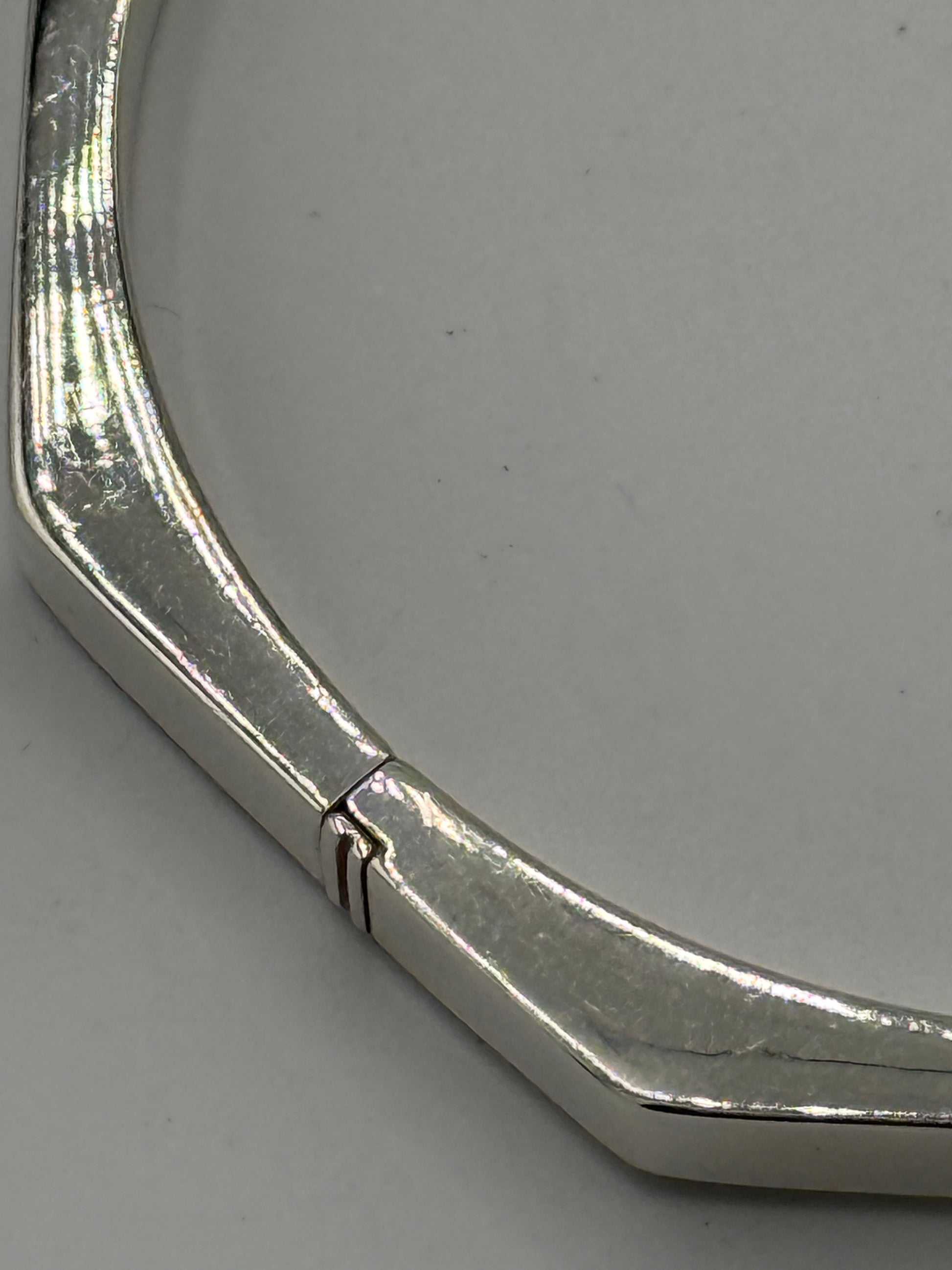 Vintage modernistisk oktagonal Sterlingsølv armring. Fra 1980érne