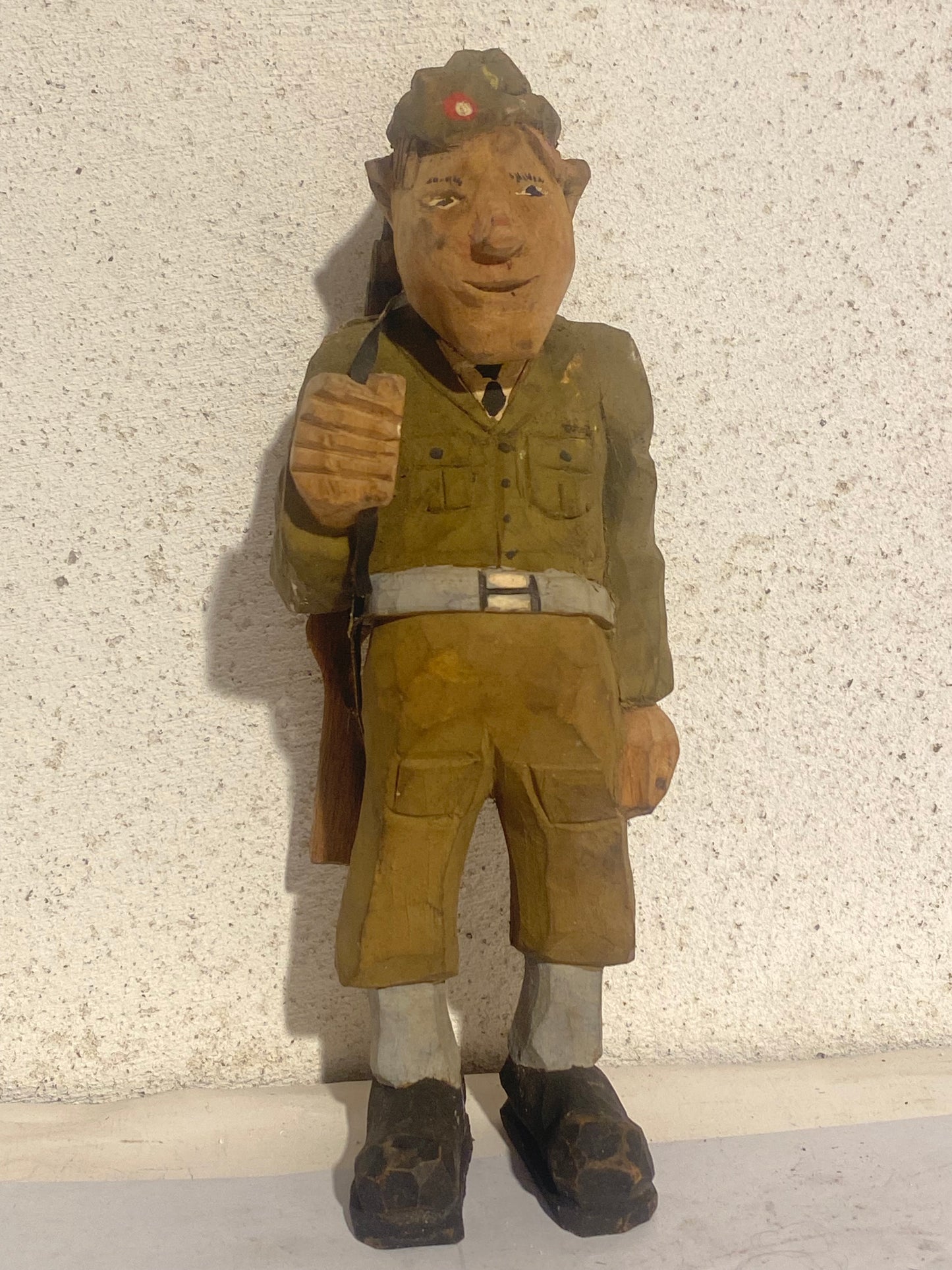 Vintage håndskåret svensk folkekunst træfigur, soldat med gevær ca. midt 1900-tallet