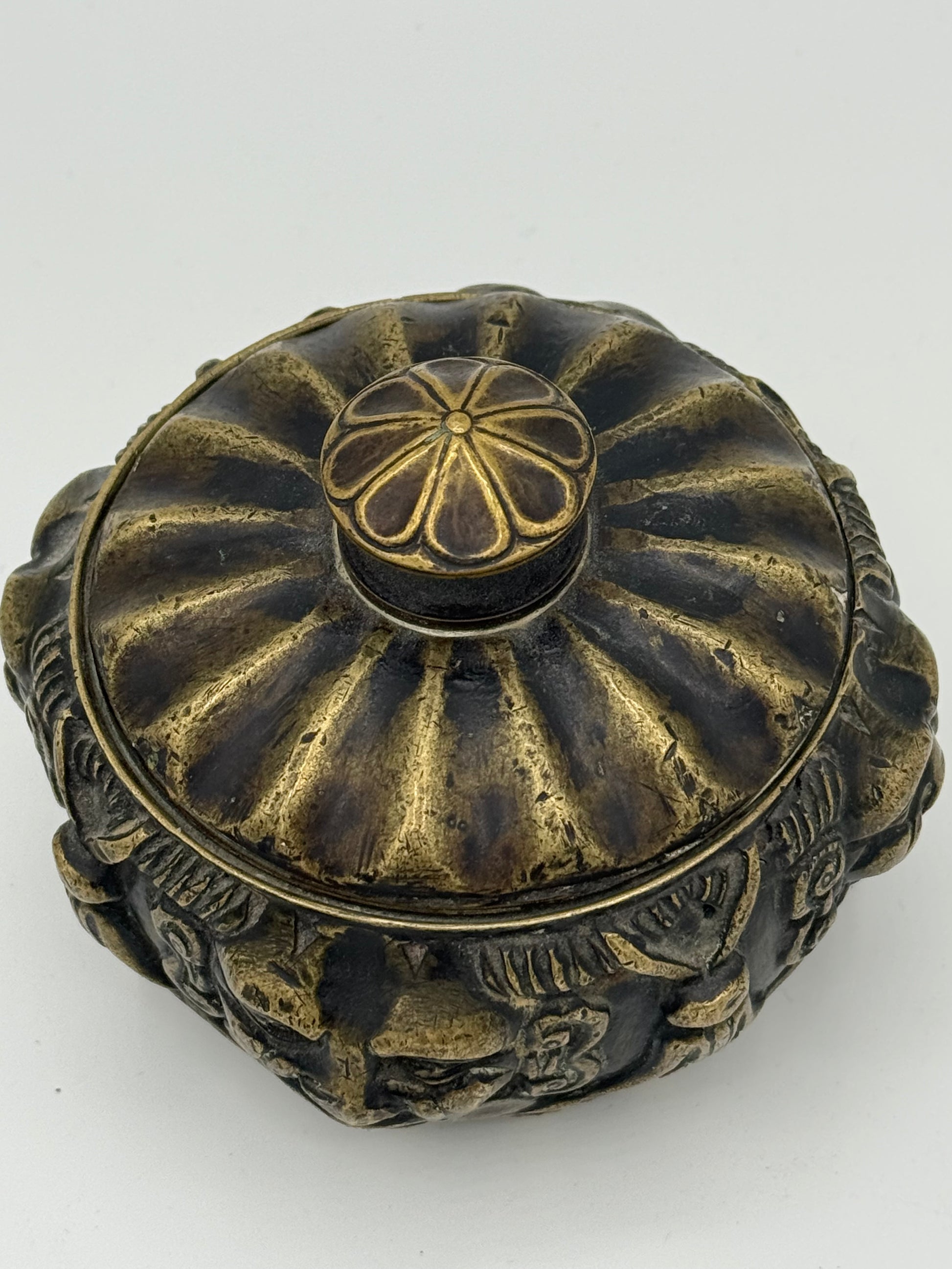 Antikt renæssance bronzeblækhus med masker. Italien 16.-17. årh