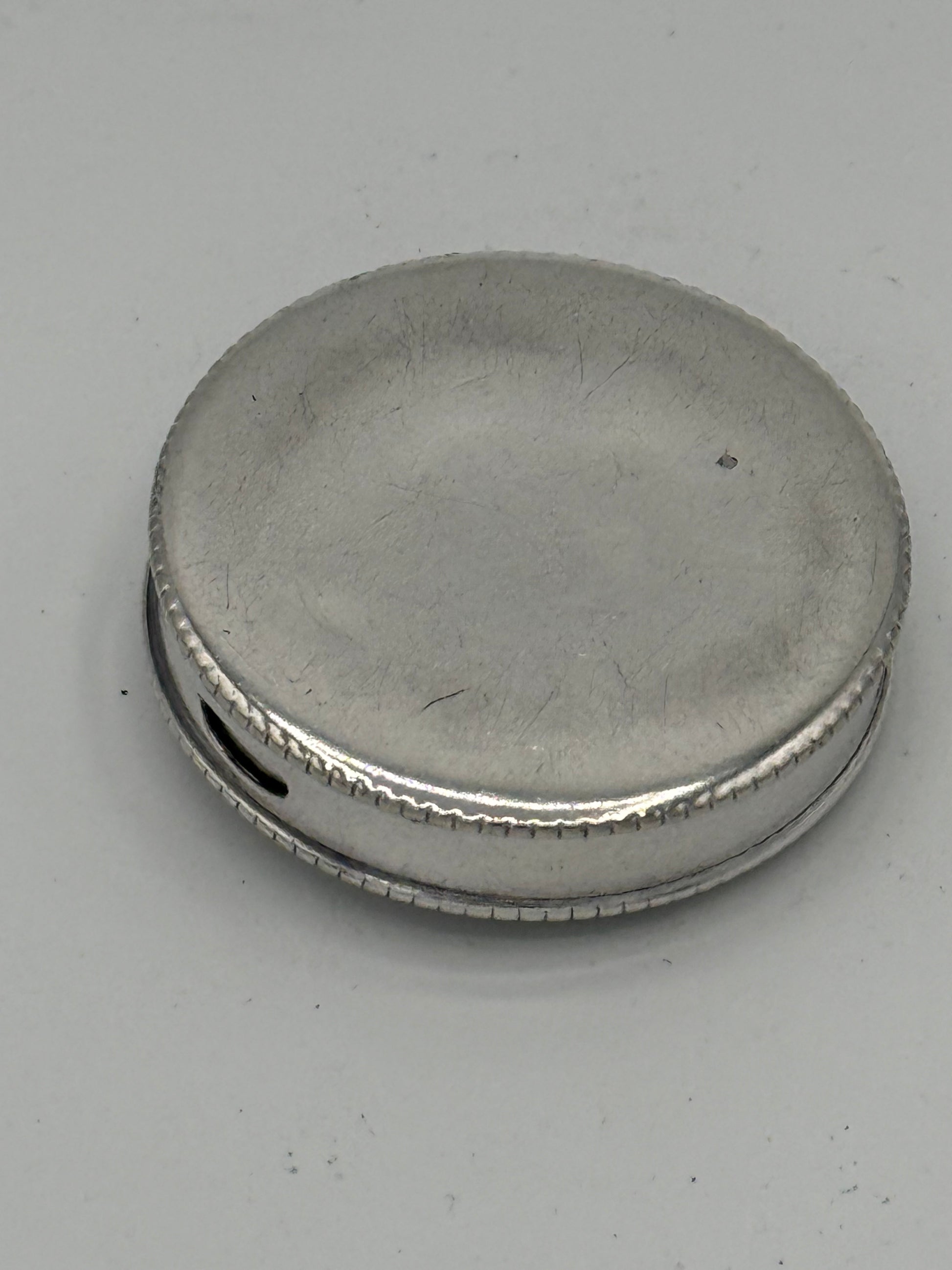 Eldre sølvbelagt repoussé pilleæske. Danmark, start/midt 20.årh