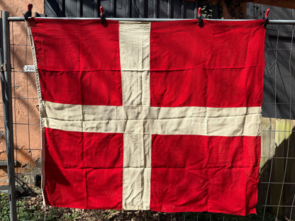 Vintage Dannebrog flag 140x170 til flagstangen, fra midt 1900 tallet.