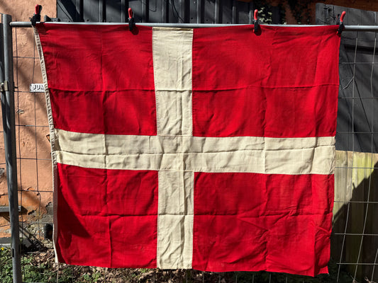 Vintage Dannebrog flag 140x170 til flagstangen, fra midt 1900 tallet.