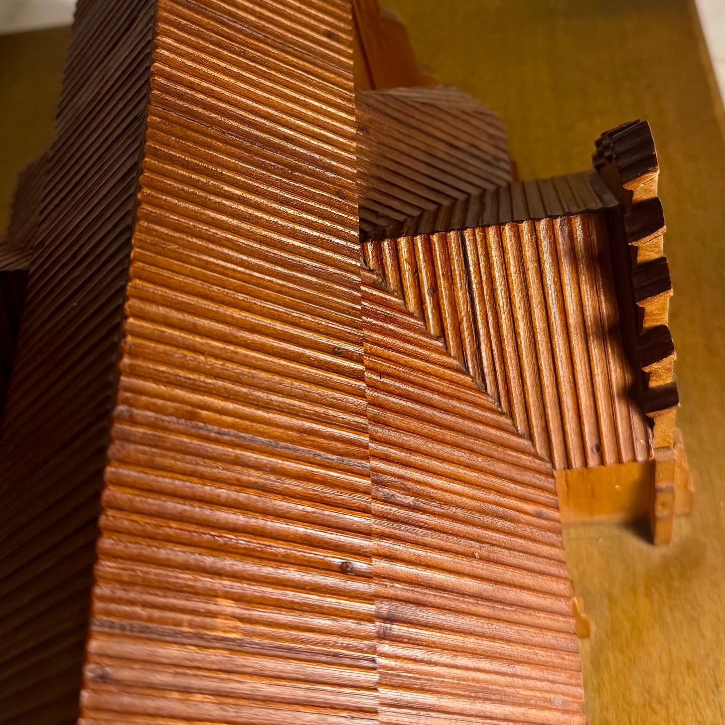 Antik håndbygget Kirke træmodel. Fra slut 1800/start1900 tallet.