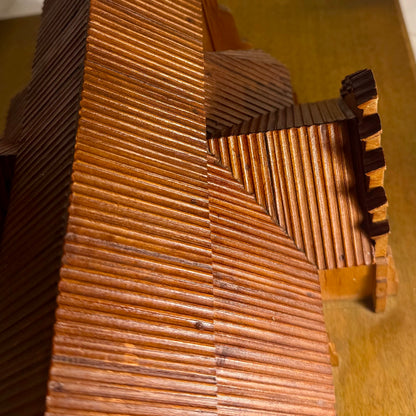 Antik håndbygget Kirke træmodel. Fra slut 1800/start1900 tallet.