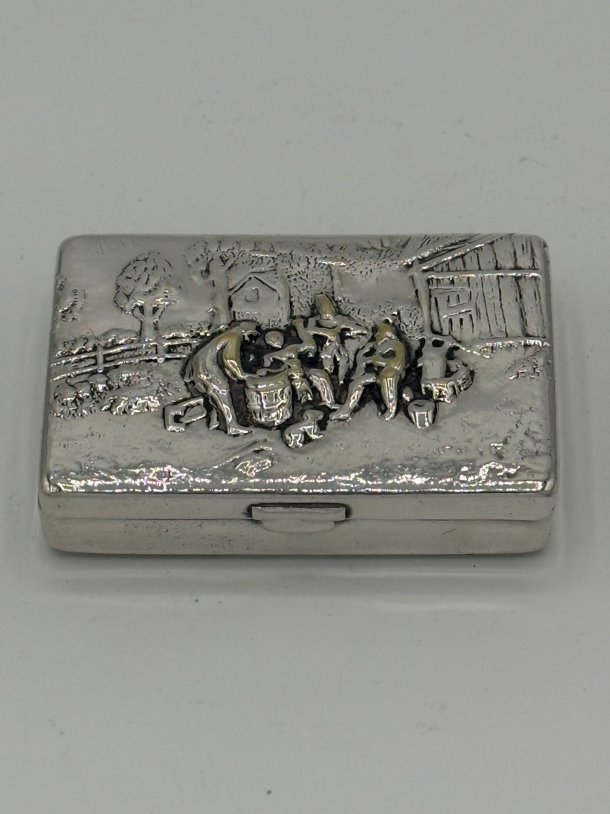 Ældre sølvbelagt repoussé pilleæske. Danmark, start/midt 20.årh