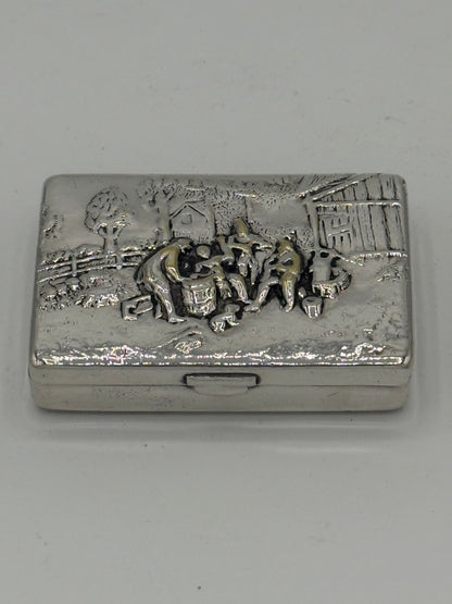 Ældre sølvbelagt repoussé pilleæske. Danmark, start/midt 20.årh