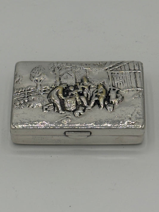 Ældre sølvbelagt repoussé pilleæske. Danmark, start/midt 20.årh