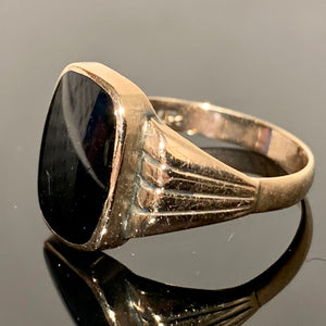 Viggo Pedersen(f.1928-1974) Herre signet ring i 8 karat guld med Onyx sten.