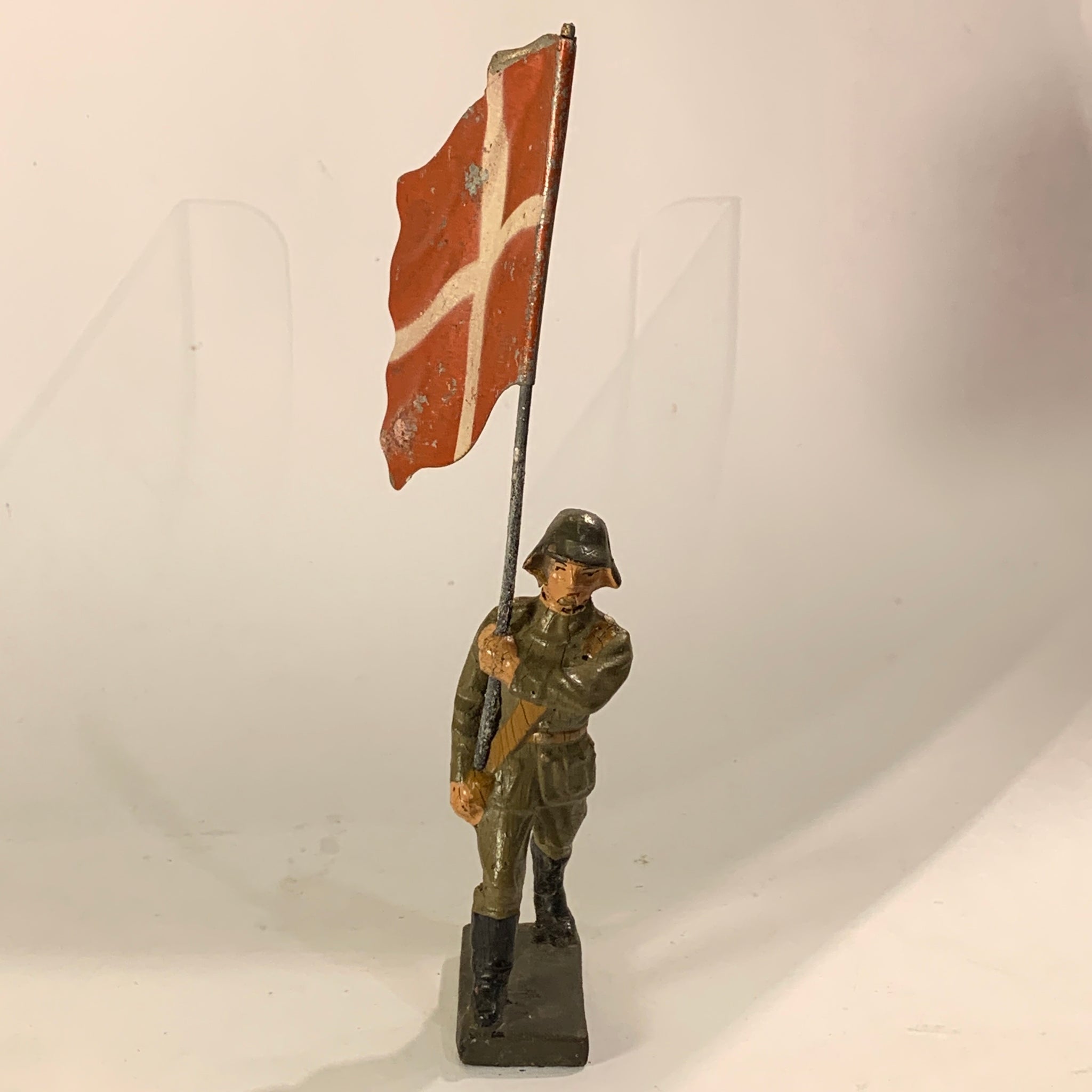 Lineol Dansk soldat, fanebærer marcherende, fra 1930érne.