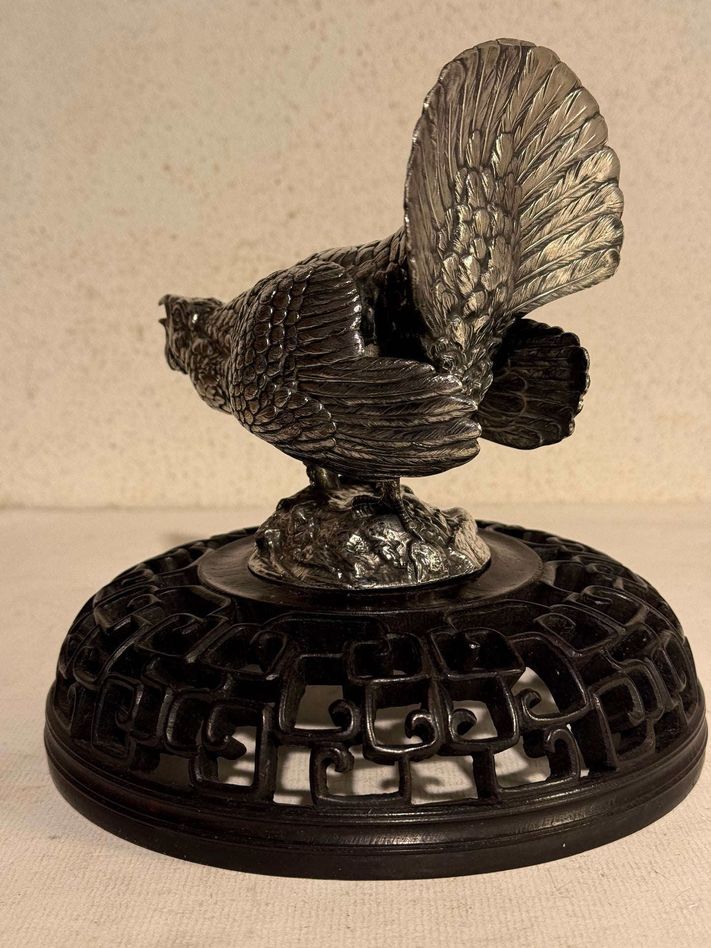 Antik sølvbelagt Tjur skulptur, monteret på smukt udskåret kinesisk træbase. Start 1900 tallet.