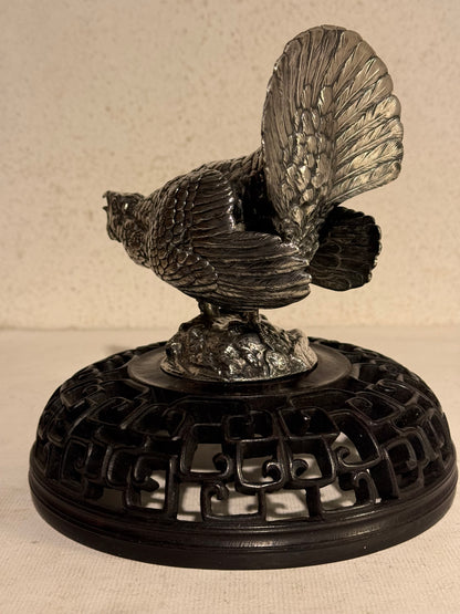 Antik sølvbelagt Tjur skulptur, monteret på smukt udskåret kinesisk træbase. Start 1900 tallet.