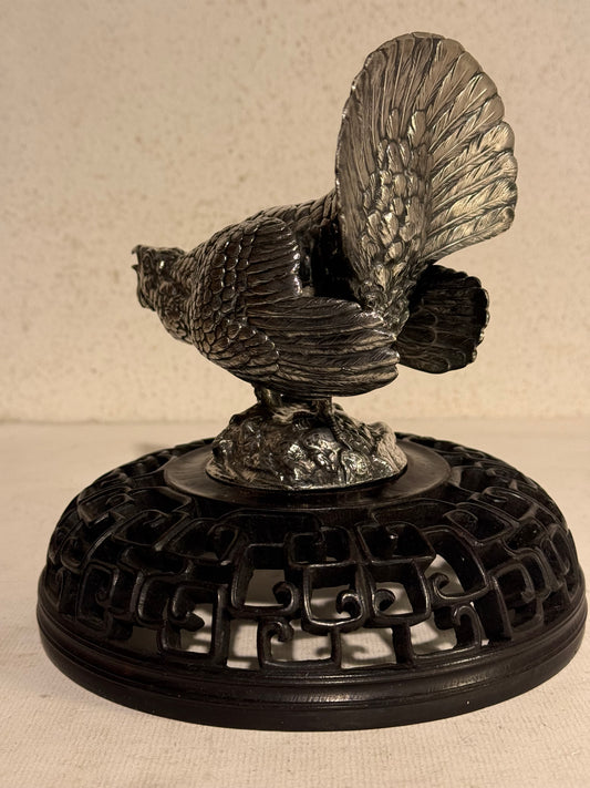 Antik sølvbelagt Tjur skulptur, monteret på smukt udskåret kinesisk træbase. Start 1900 tallet.