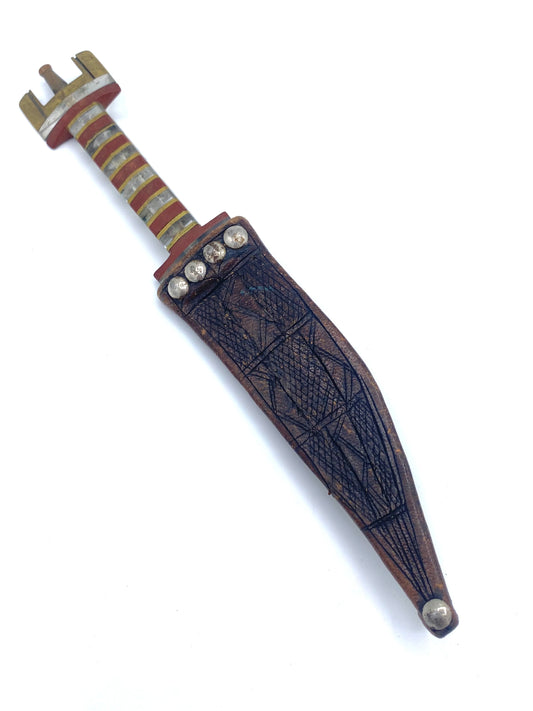 Afrikansk Billao (billaawe) kniv med skede. Fra Somalia. Start/midt 20. årh