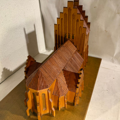 Antik håndbygget Kirke træmodel. Fra slut 1800/start1900 tallet.