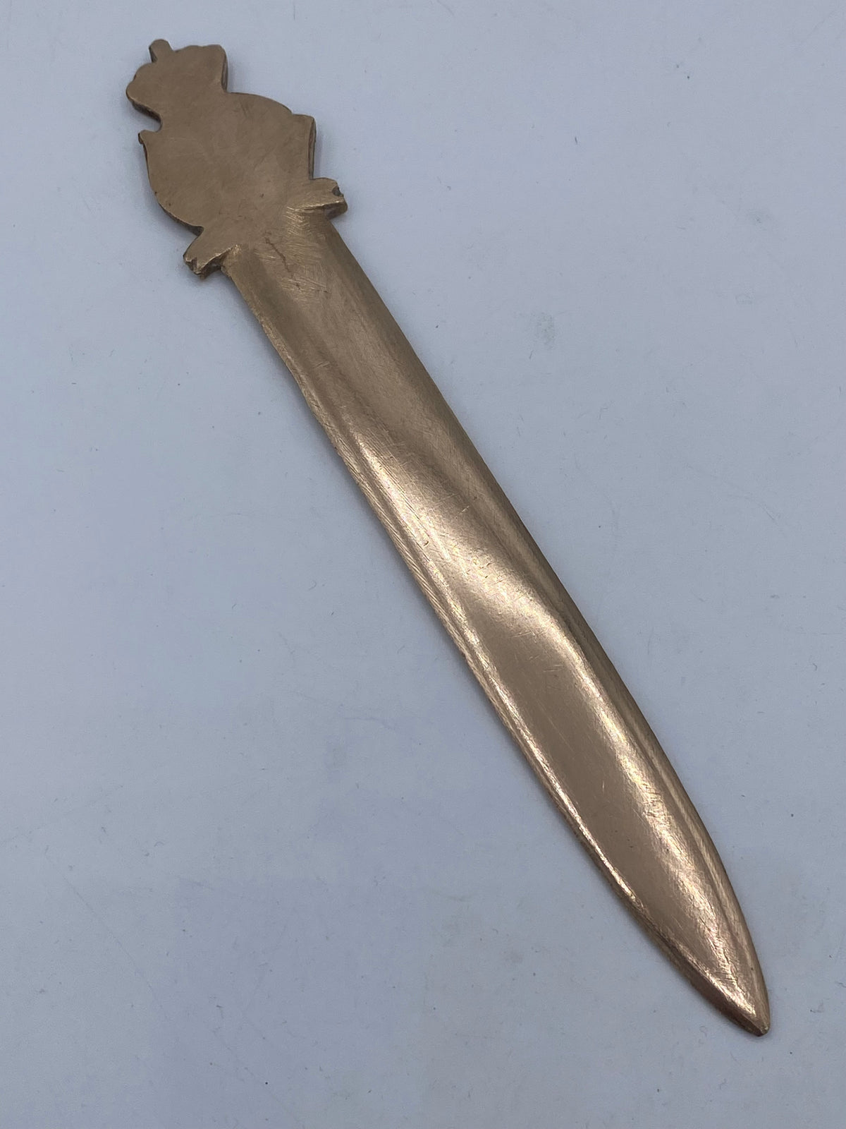 Et ældre Christian X brevåbner med kronet monogram. Danmark. Midt 20. Årh