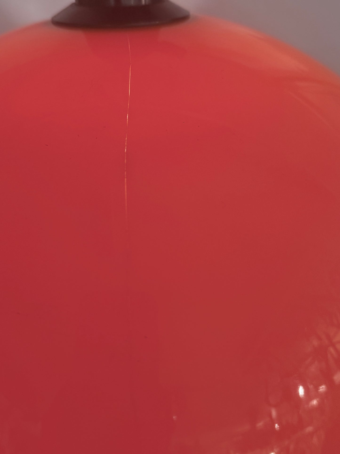 Dansk retro loftlampe i orange plast med halvkugleformet skærm