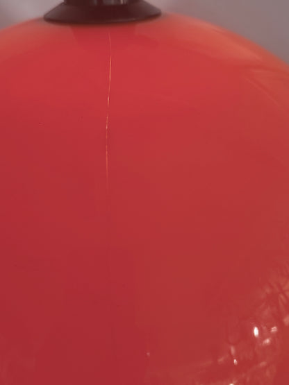 Dansk retro loftlampe i orange plast med halvkugleformet skærm