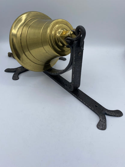 Klokke med ornamenteret jernophæng. Midt/sen 20. Årh