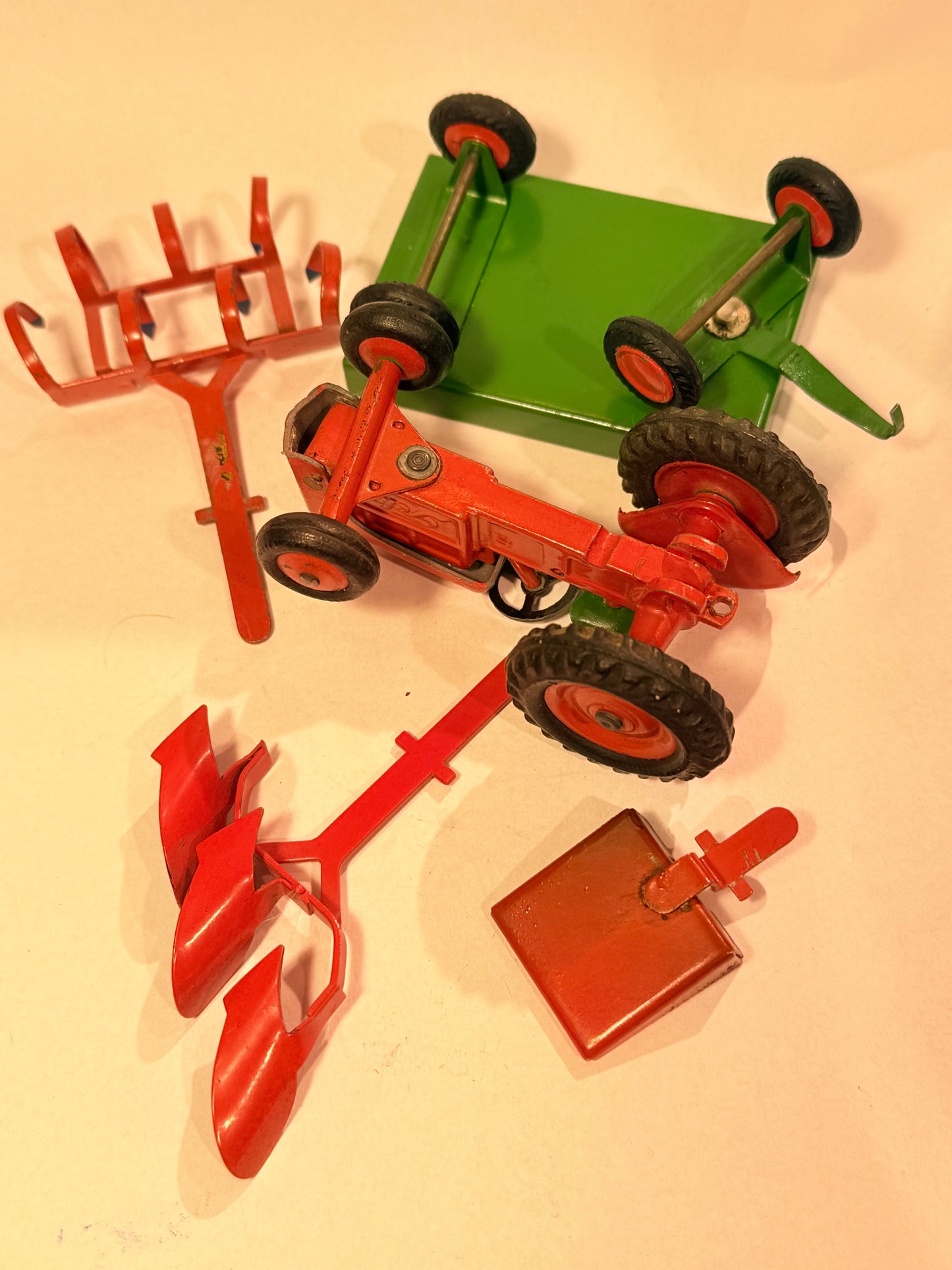 TEKNO Denmark Ferguson traktor med tilbehør. No. 460.