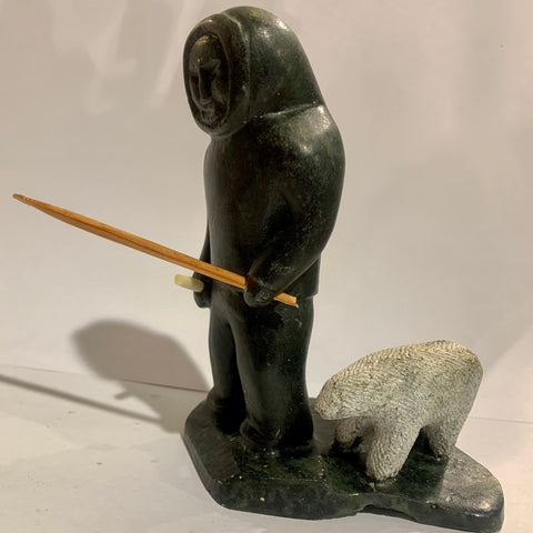 Inuit figur, med isbjørn, i fedtsten, Grønland, fra 2001.