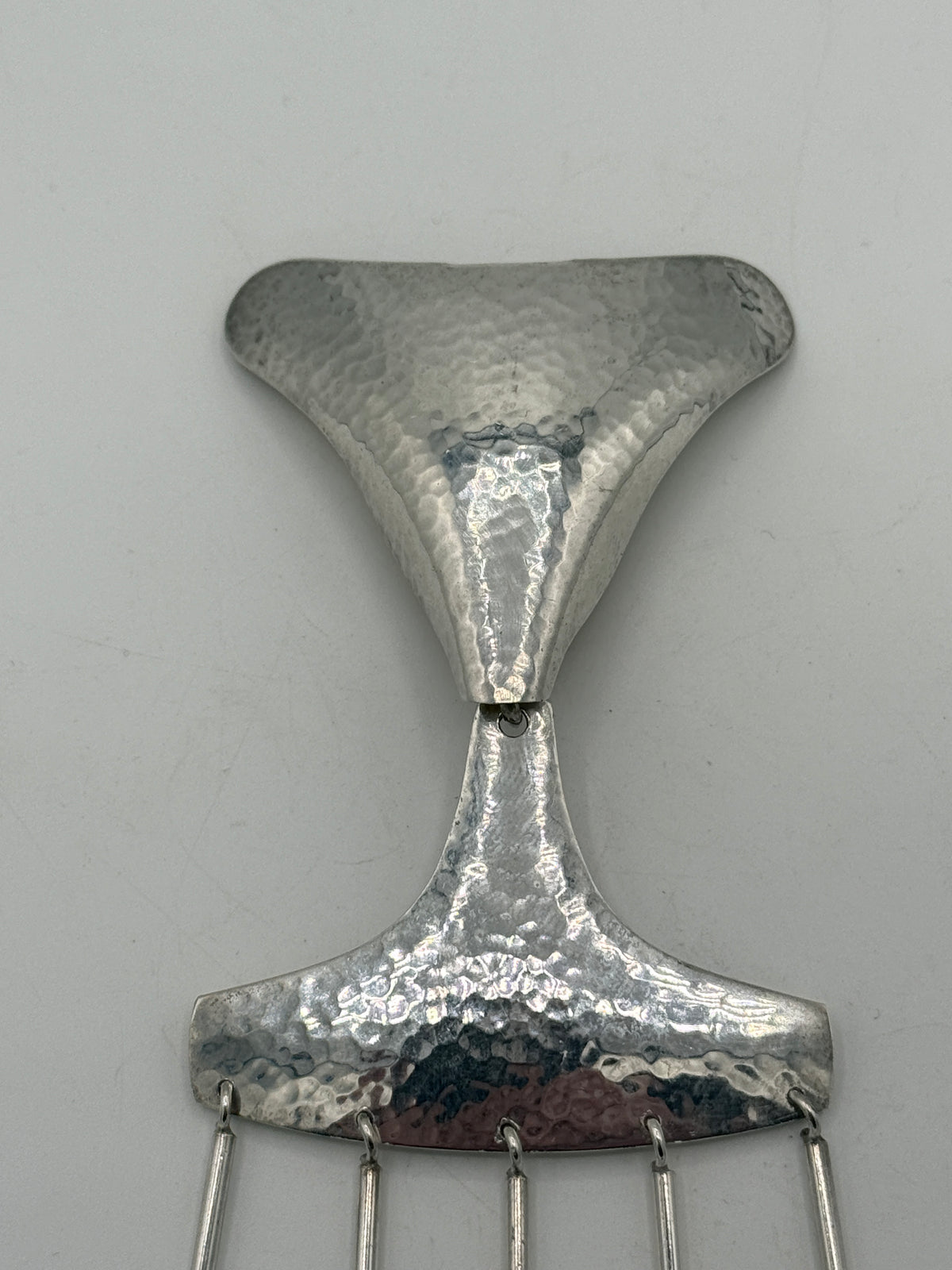 Hermann Siersbøl (1924-1964) Hammerslået modernistisk sterling sølv halssmykke. Midt 20. Årh