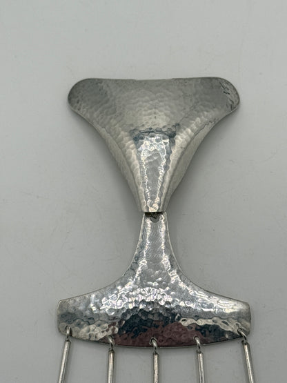Hermann Siersbøl (1924-1964) Hammerslået modernistisk sterling sølv halssmykke. Midt 20. Årh