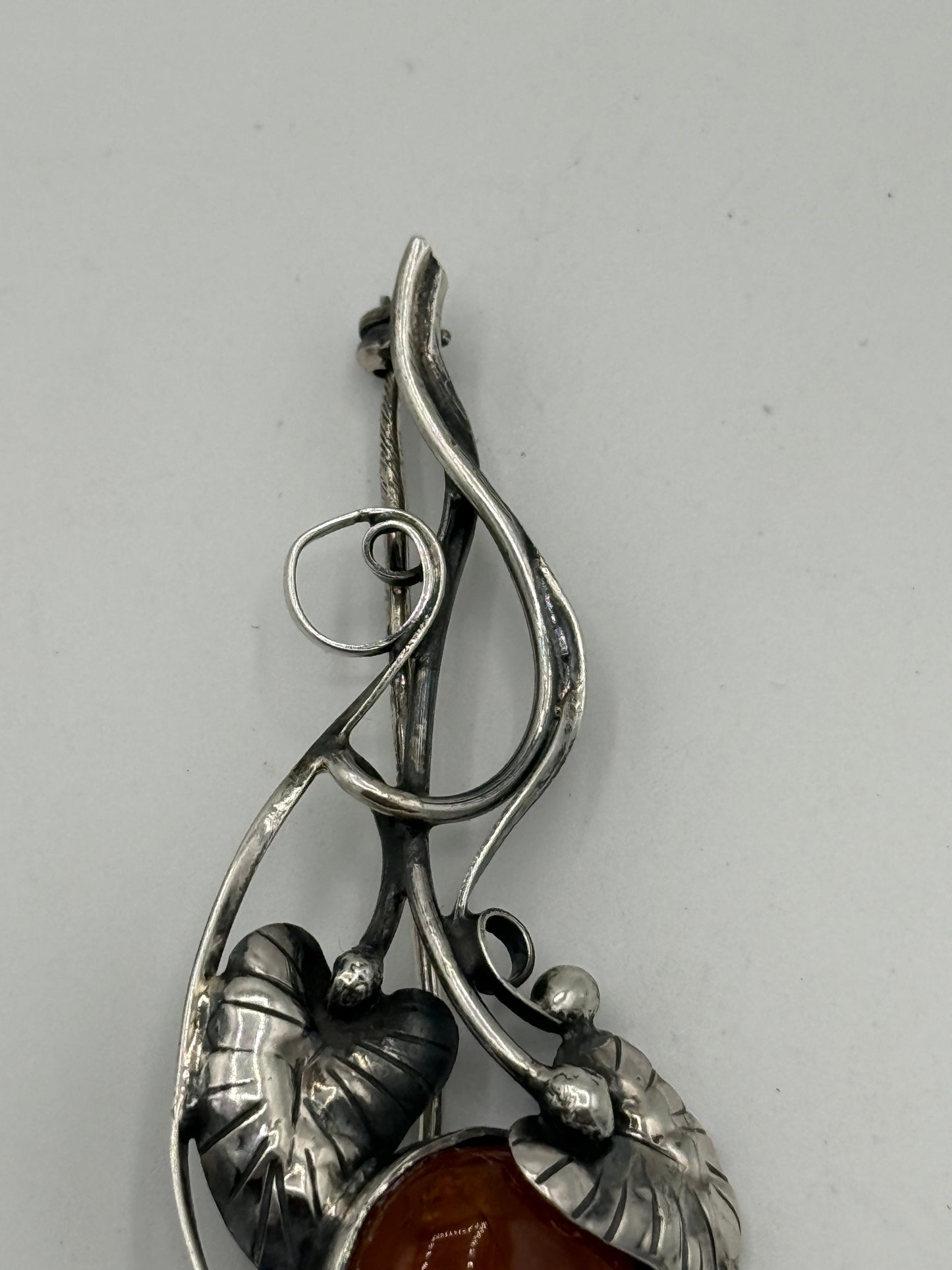 Vintage unika skønvirkestil Rav & Sterlingsølv broche. Polen. Fra 1980érne