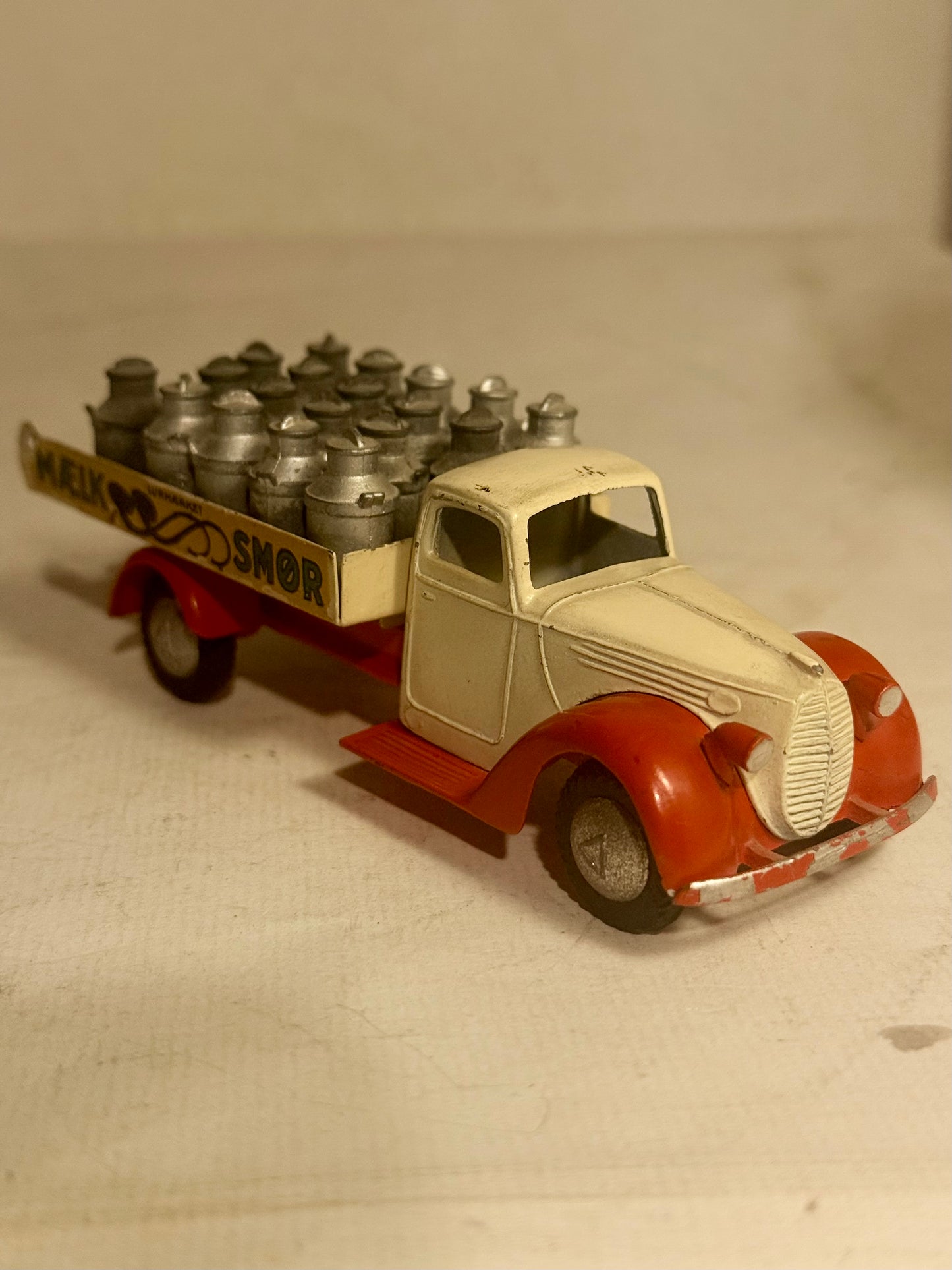 TEKNO Denmark Ford V8 mælkebil No. 424.