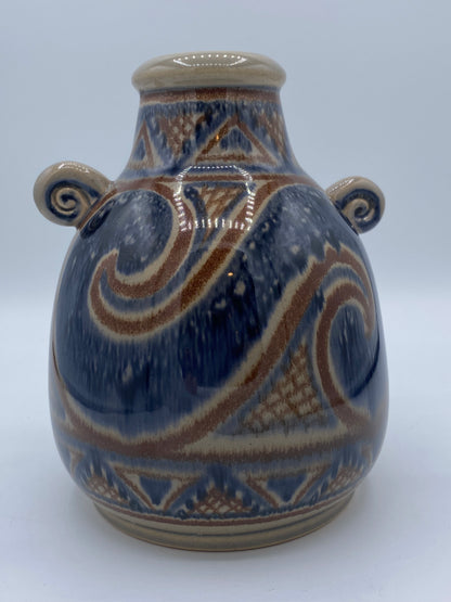Søholm stentøjsvase med hank-ornamenter. Danmark/Bornholm. 1913