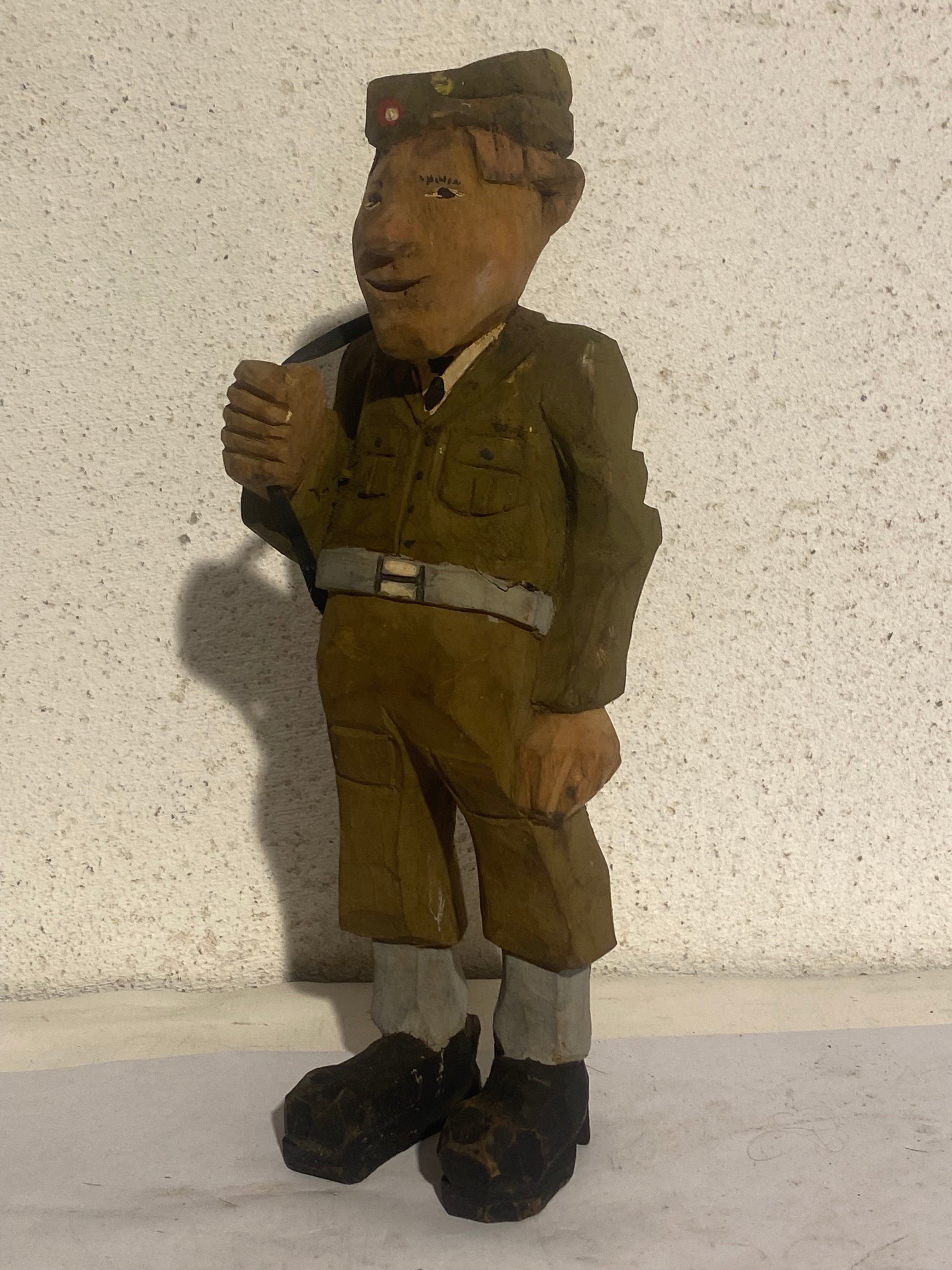 Vintage håndskåret svensk folkekunst træfigur, soldat med gevær ca. midt 1900-tallet