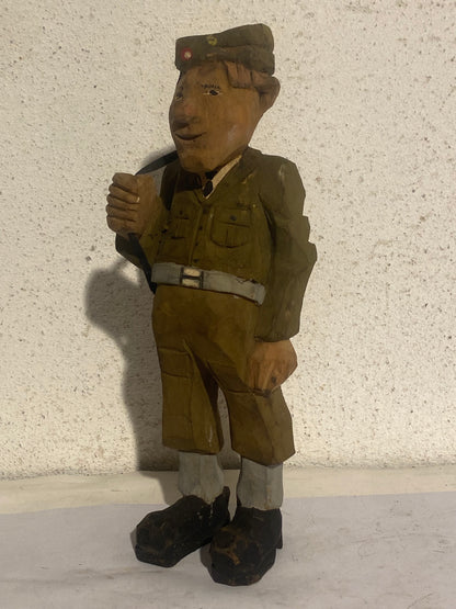 Vintage håndskåret svensk folkekunst træfigur, soldat med gevær ca. midt 1900-tallet