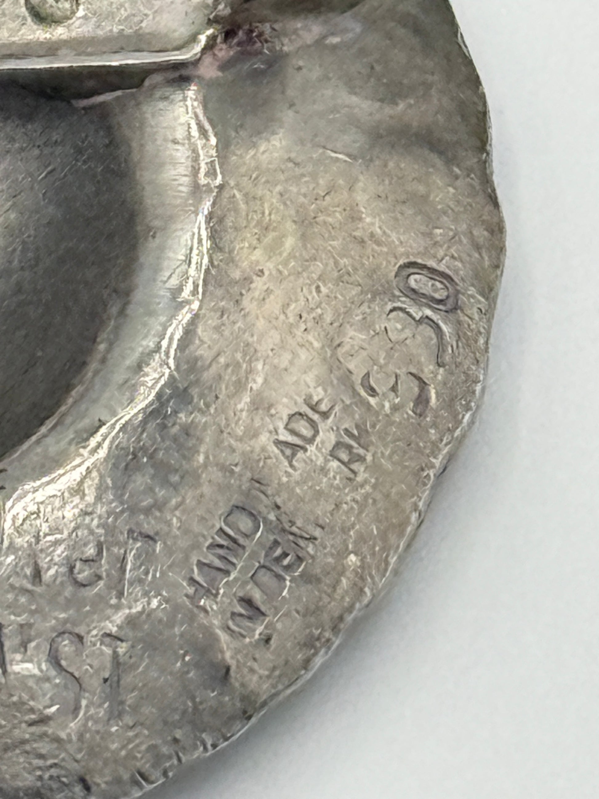 Jyde-Kunst. Modernistisk broche i tin. Fra midt/slut 20.Årh