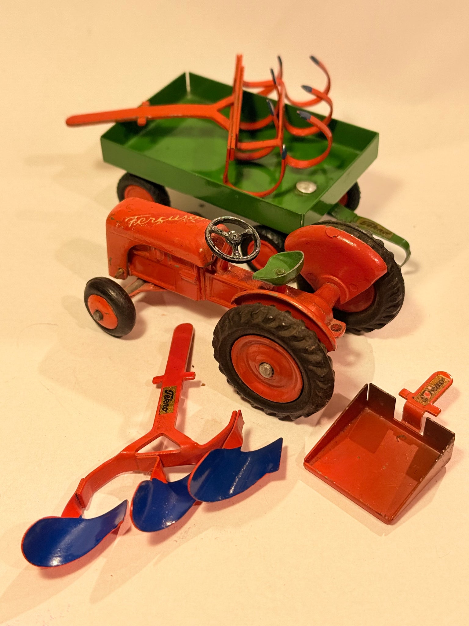 TEKNO Denmark Ferguson traktor med tilbehør. No. 460.