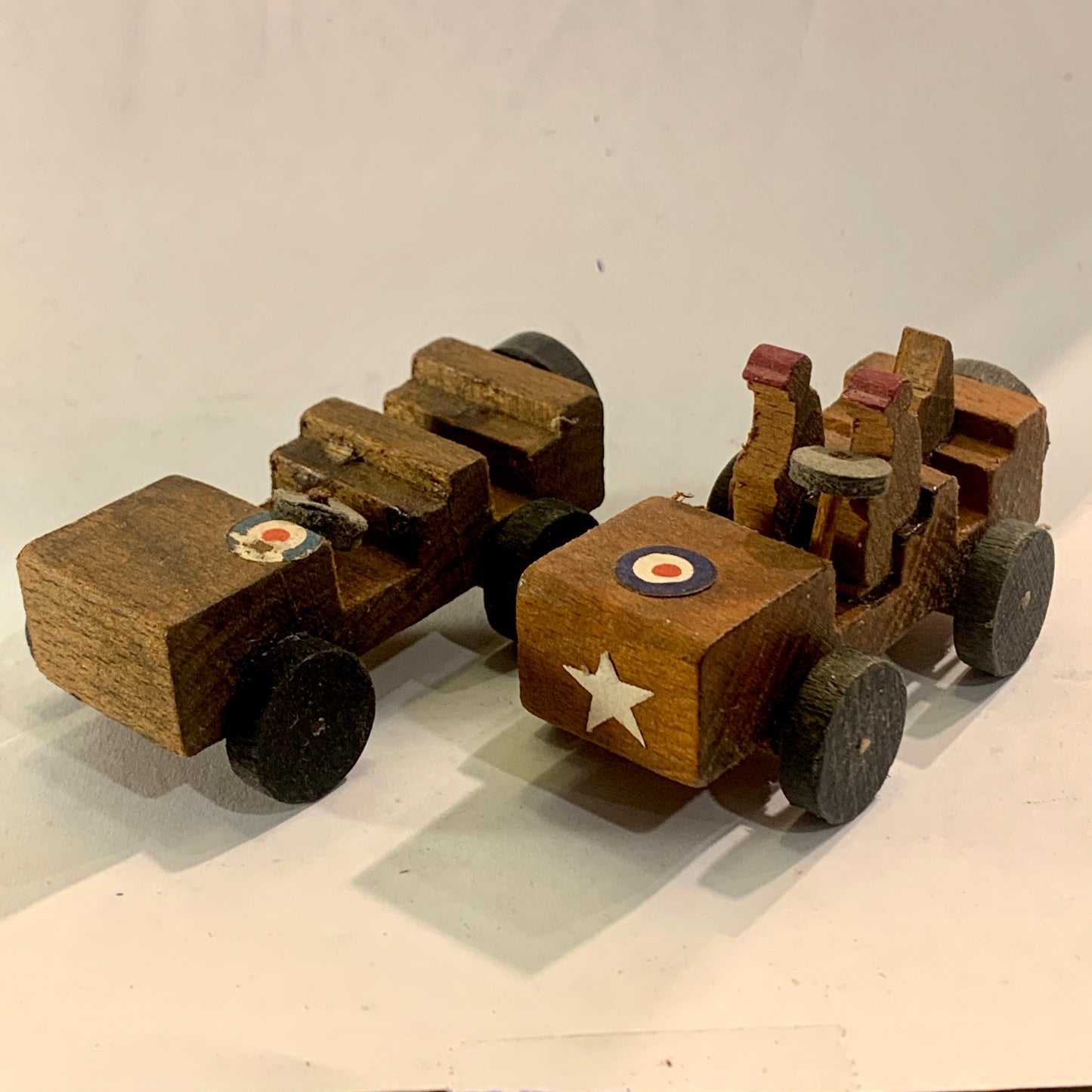 Ældre Illum træ jeep biler, fra midt 1900 tallet.