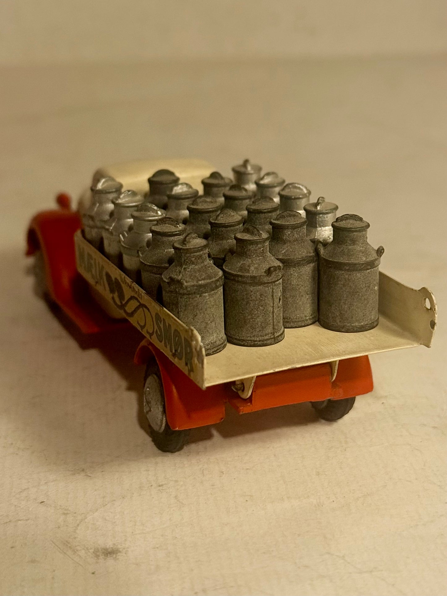 TEKNO Denmark Ford V8 mælkebil No. 424.