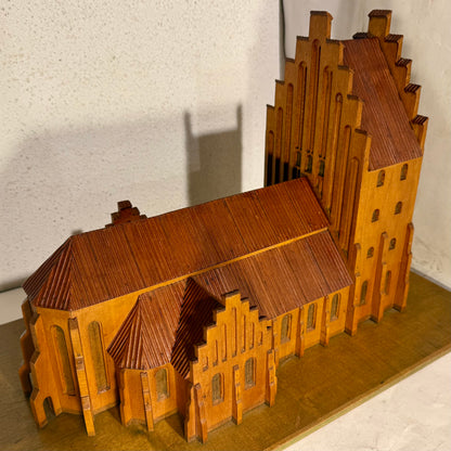 Antik håndbygget Kirke træmodel. Fra slut 1800/start1900 tallet.