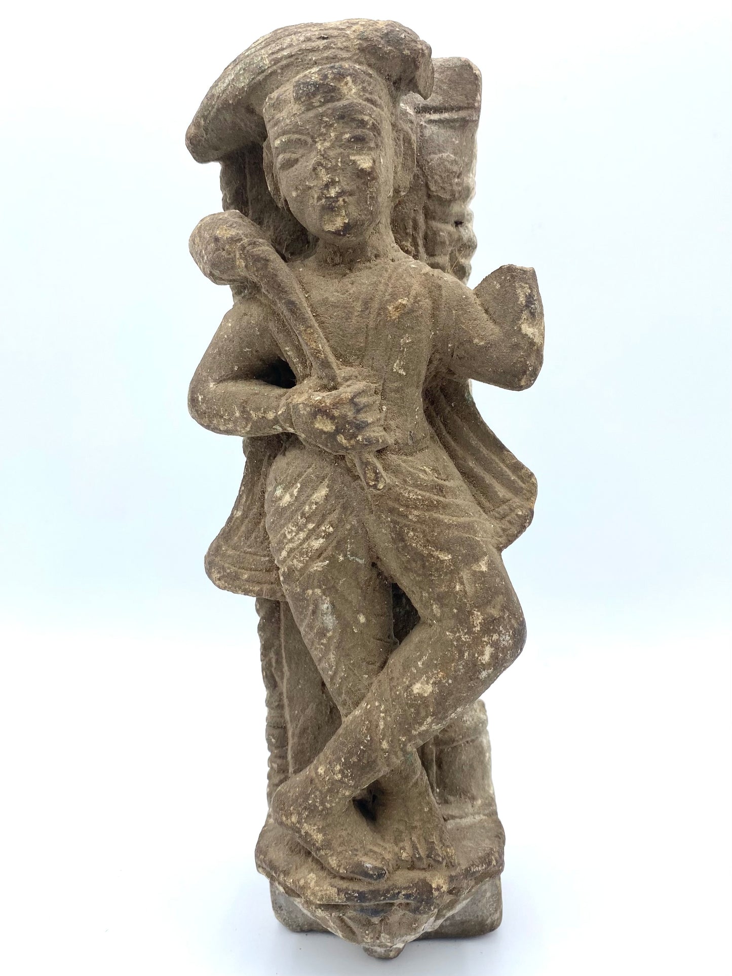 Indisk tempelvogter-figur, Dvarapala, i grå sandsten. Nordindien, ca. 10.–12. årh.