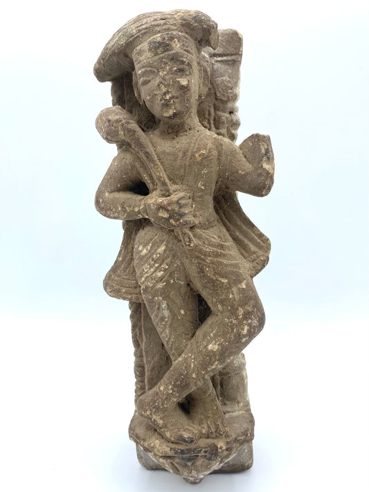 Indisk tempelvogter-figur, Dvarapala, i grå sandsten. Nordindien, ca. 10.–12. årh.