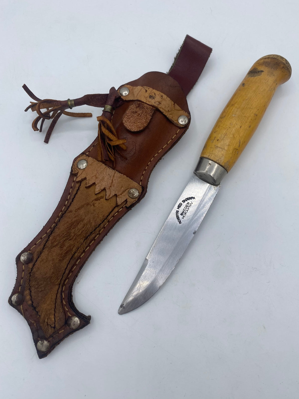 Frosts Knivfabrik. Ældre morakniv med skede. Sverige. 20. Årh